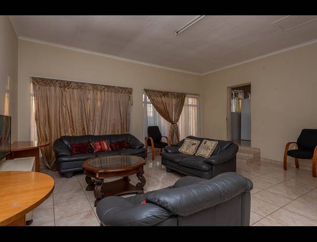 5 BEDROOM FREEHOLD SOLD IN BRACKENHURST